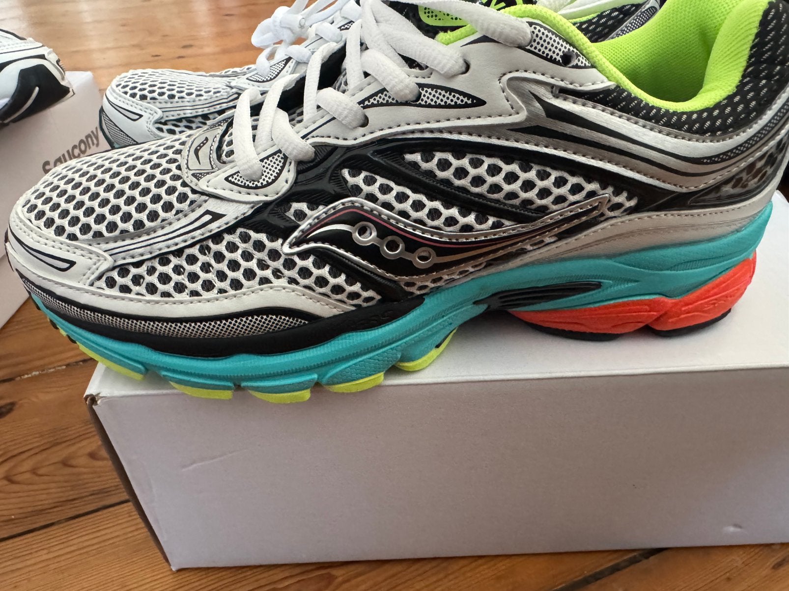 Basket saucony, Neuf, Course à pied, Enlèvement ou Envoi, Chaussures de course à pied