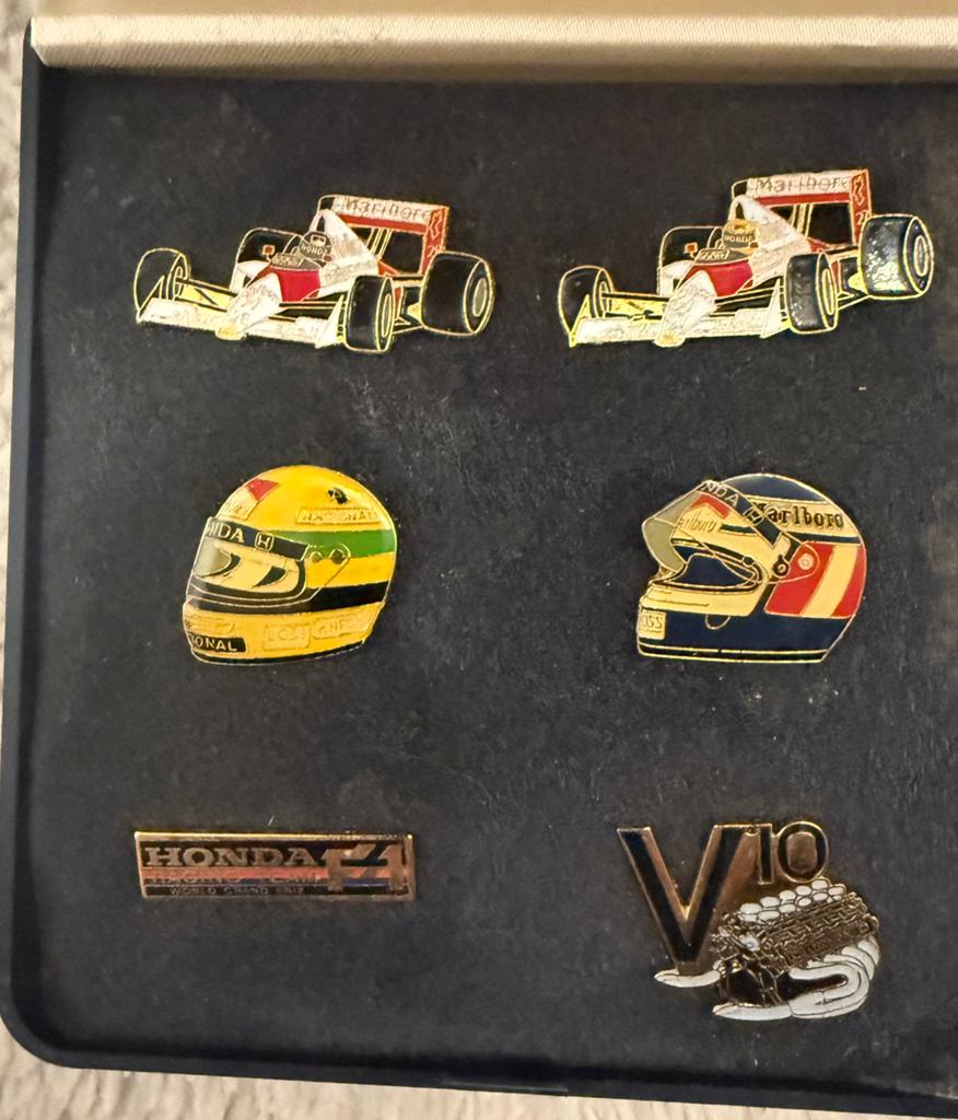 Honda F1 Pin Set Ayrton Senna Helmet McLaren Honda V10, Verzamelen, Ophalen of Verzenden, Gebruikt, Formule 1