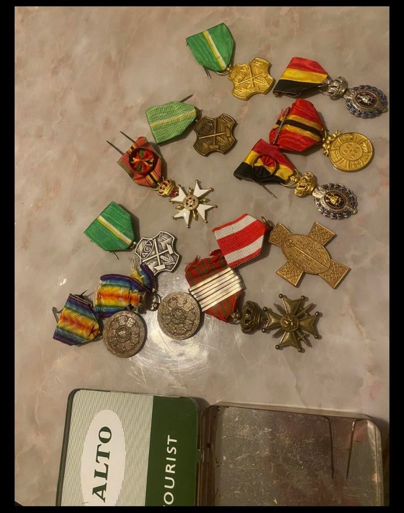 Militaire medailles & eretekens België/internationaal, Verzamelen, Speldjes, Pins en Buttons, Zo goed als nieuw, Ophalen
