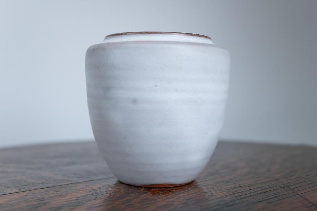Matte White Glazed Mobach Pot, Wit Potje Met Bruin Interieur, Antiek en Kunst, Ophalen of Verzenden