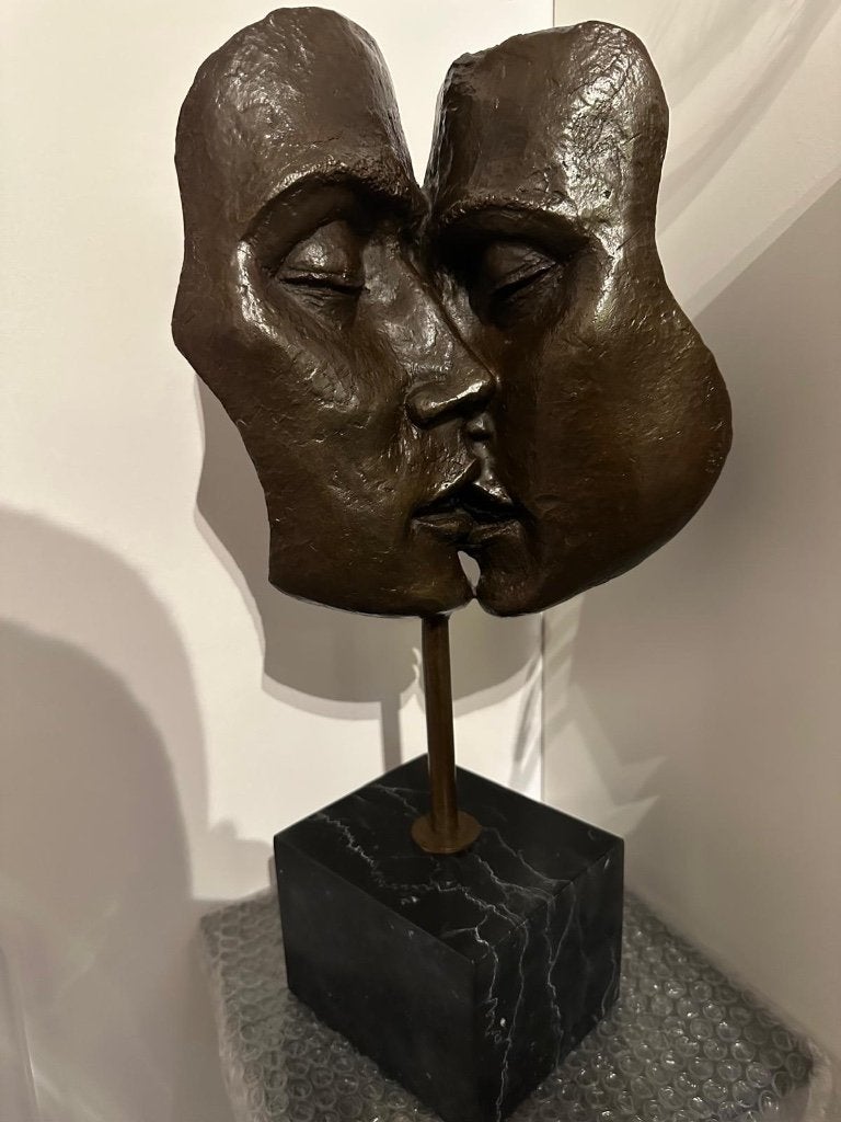 Bronze beeld 2 mensen aan het kussen, Antiek en Kunst, Ophalen, Groep mensen, 50 - 100 cm, Brons