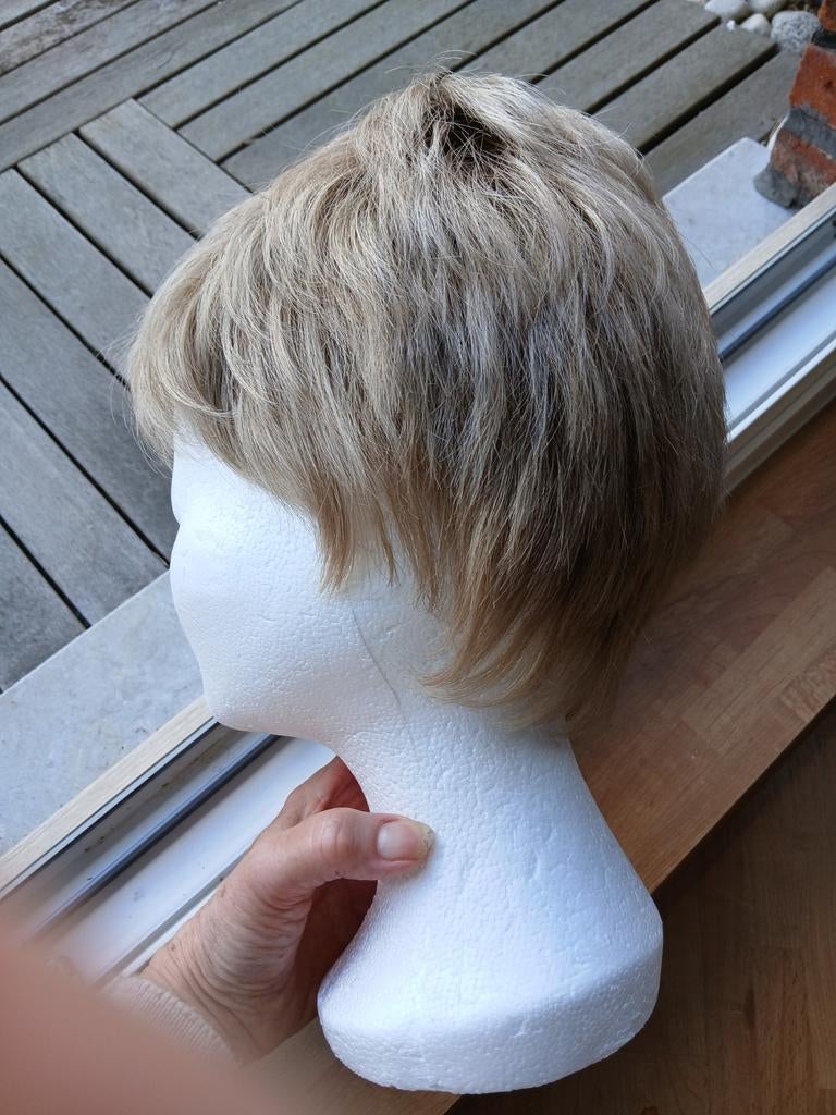 Nouvelle perruque synthétique de taille moyenne, Bijoux, Sacs & Beauté, Beauté | Soins des cheveux, Enlèvement ou Envoi, Neuf