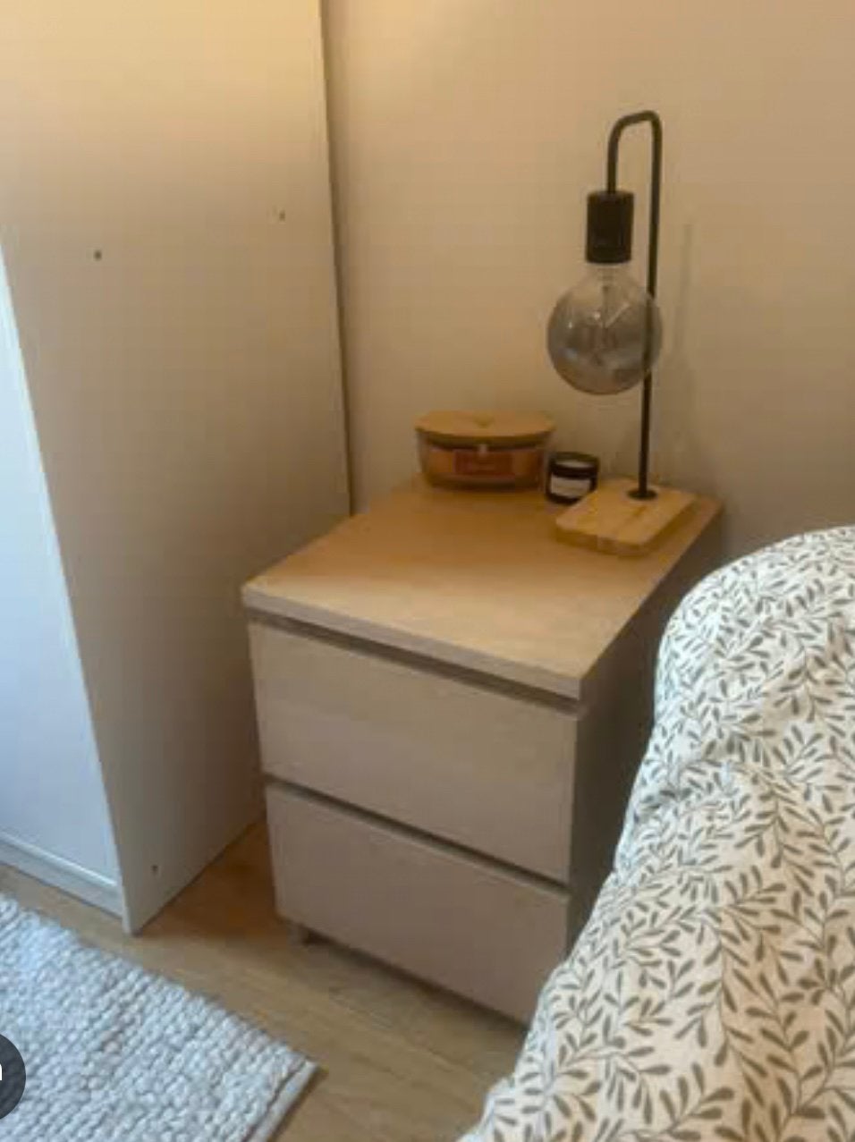 2 MALM ikea nachtkastjes - doe een bod, Huis en Inrichting, Slaapkamer | Nachtkastjes, Ophalen, Zo goed als nieuw
