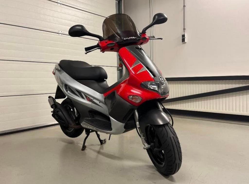 Gilera runner 50cc SP PRO 2T BROM BJ 2006 Nieuwstaat, Fietsen en Brommers, Scooters | Piaggio, Ophalen of Verzenden, Zo goed als nieuw