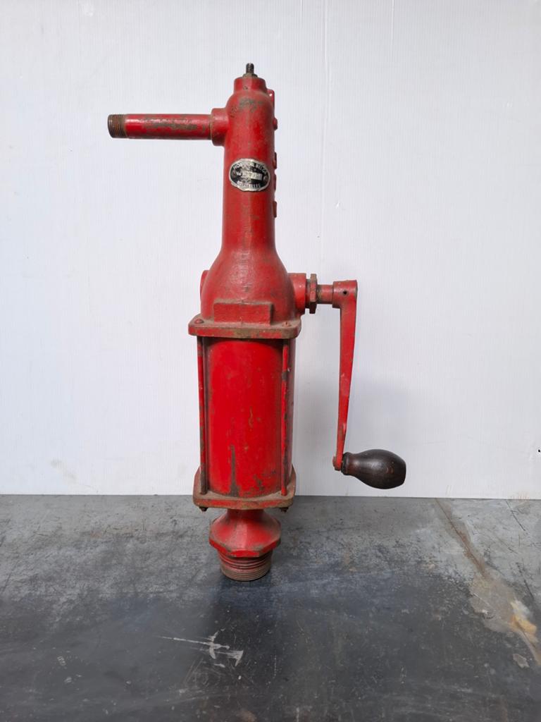 Vintage oliepomp voor oldtimergarage, Ophalen