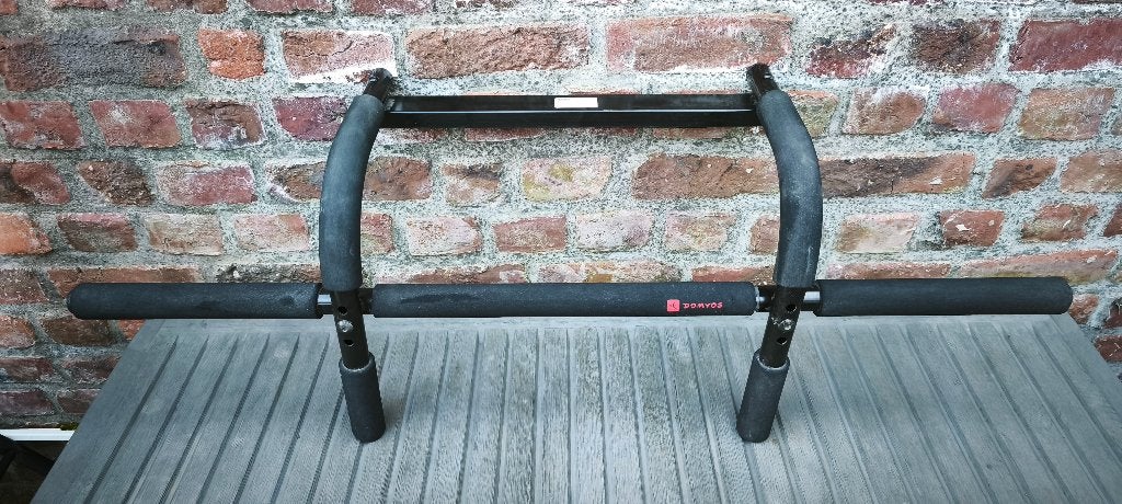 Barre de traction pour porte - Domyos, Sport en Fitness, Fitnessmaterialen, Ophalen, Zo goed als nieuw, Buik, Oprekstang