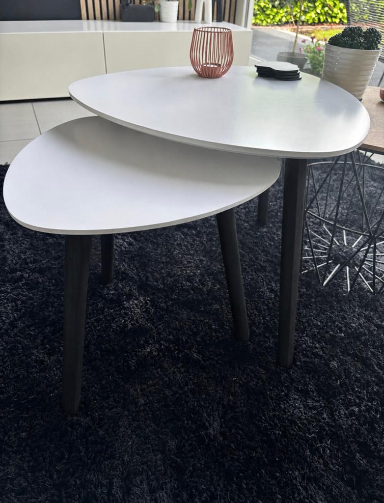 Deux tables blanches avec pieds noirs., Maison & Meubles, Enlèvement, Comme neuf