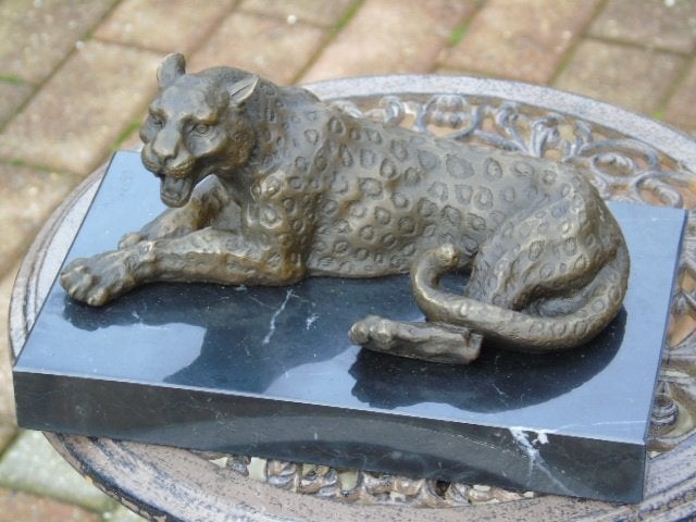 un léopard coucher en bronze signé, COUTURIER, Antiquités & Art, Enlèvement ou Envoi, Bronze