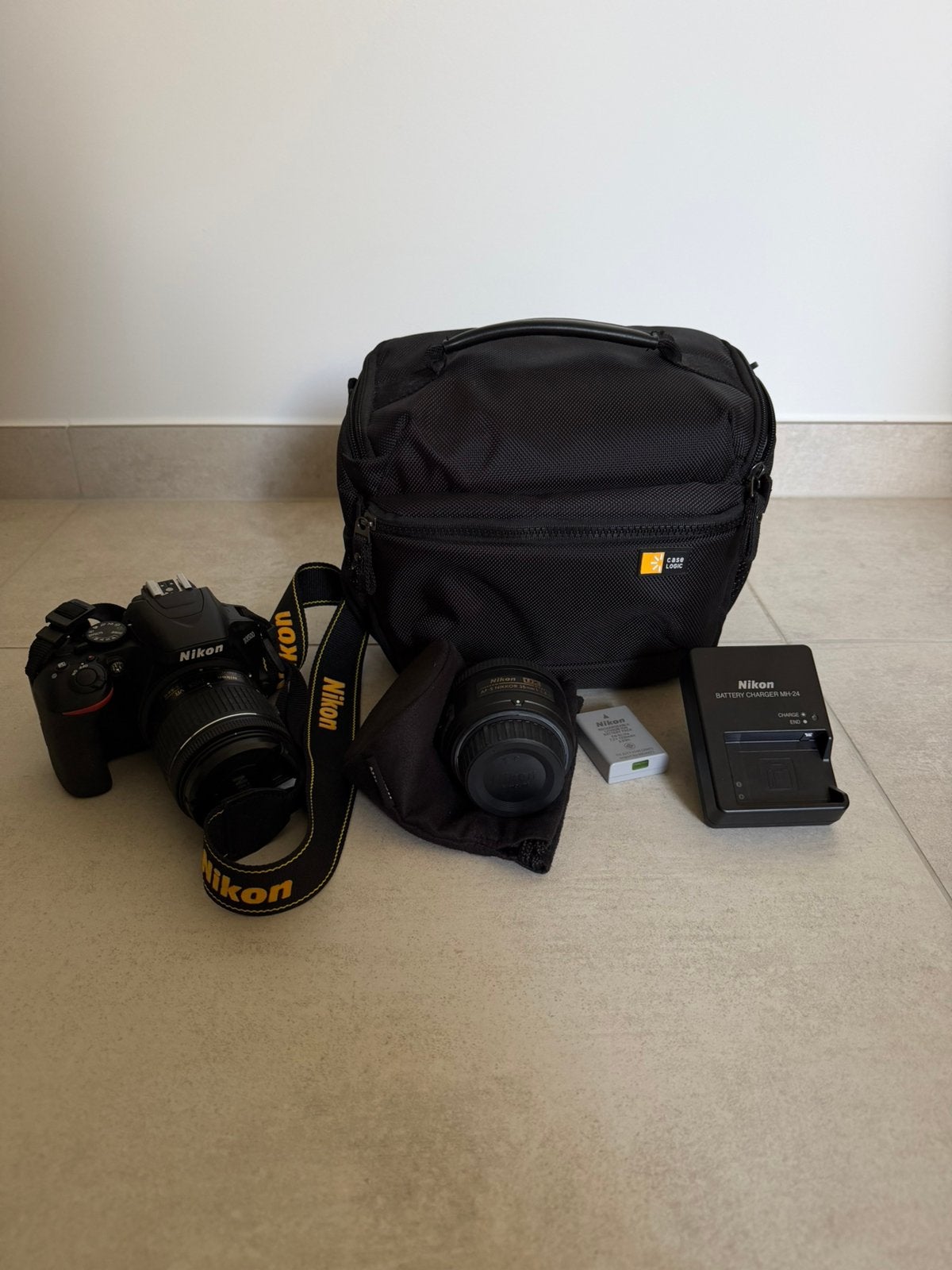 Nikon D3500 + 18-55 mm VR + 35 mm f/1.8G + cameratas, TV, Hi-fi & Vidéo, Appareils photo numériques, Bluetooth, Comme neuf, Enlèvement