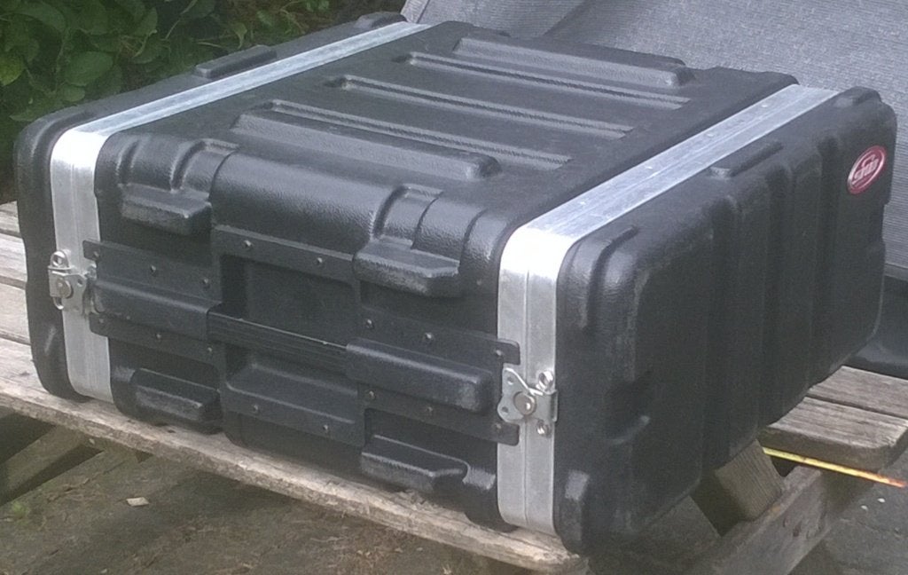Flightcase SKB 4HE, dubbel deur kunststof, Muziek en Instrumenten, Behuizingen en Koffers, Ophalen of Verzenden, Gebruikt, Speaker of Versterker