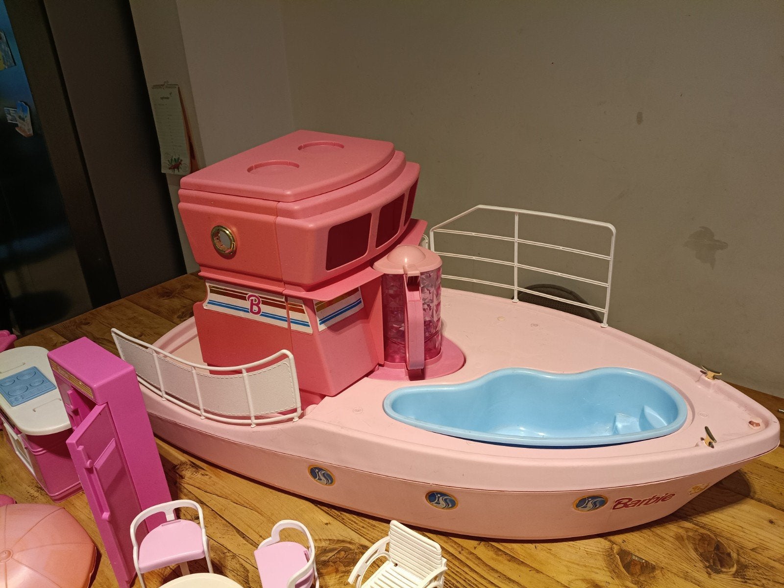 barbieboot uit jaren 90 met toebehoren van andere set, Enfants & Bébés, Jouets | Figurines, Enlèvement, Utilisé