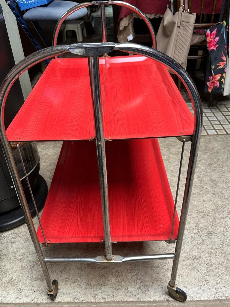 opvouwbaar rood tafeltje met wieltjes, Ophalen, Overige materialen, Gebruikt, 55 tot 75 cm