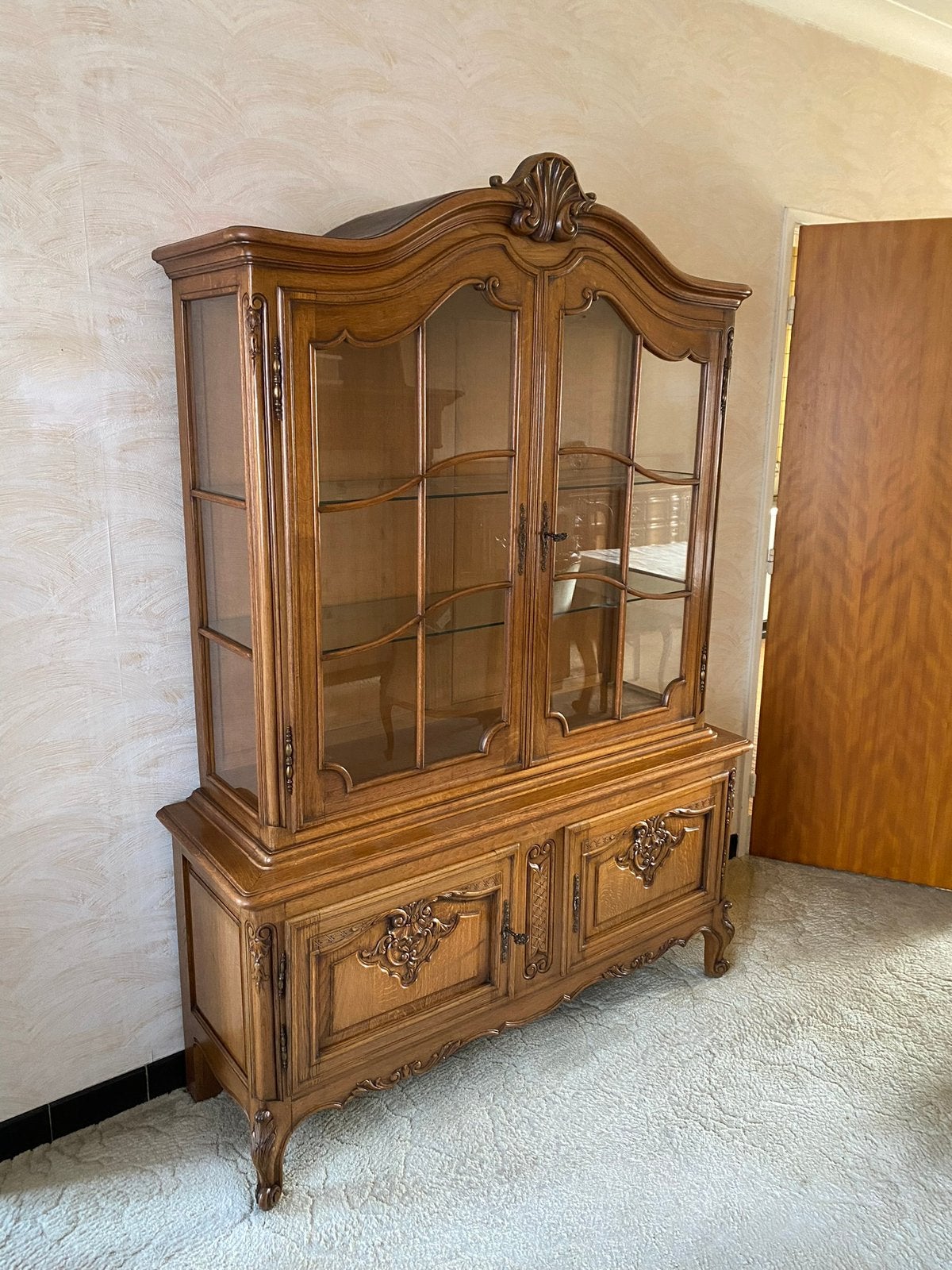 Klassieke houten vitrinekast, Huis en Inrichting, Kasten | Buffetkasten, Ophalen, Zo goed als nieuw