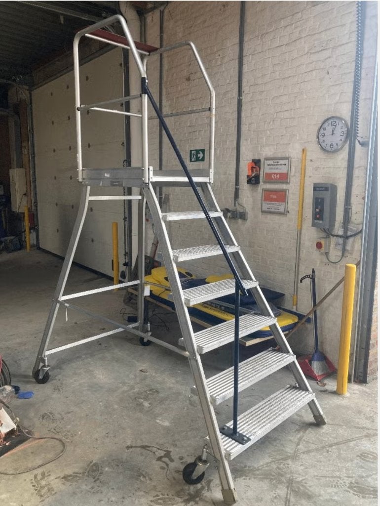 Professionele Platformtrap – Werkhoogte 3,40m, Doe-het-zelf en Bouw, Ladders en Trappen, Ophalen, Gebruikt, Trap