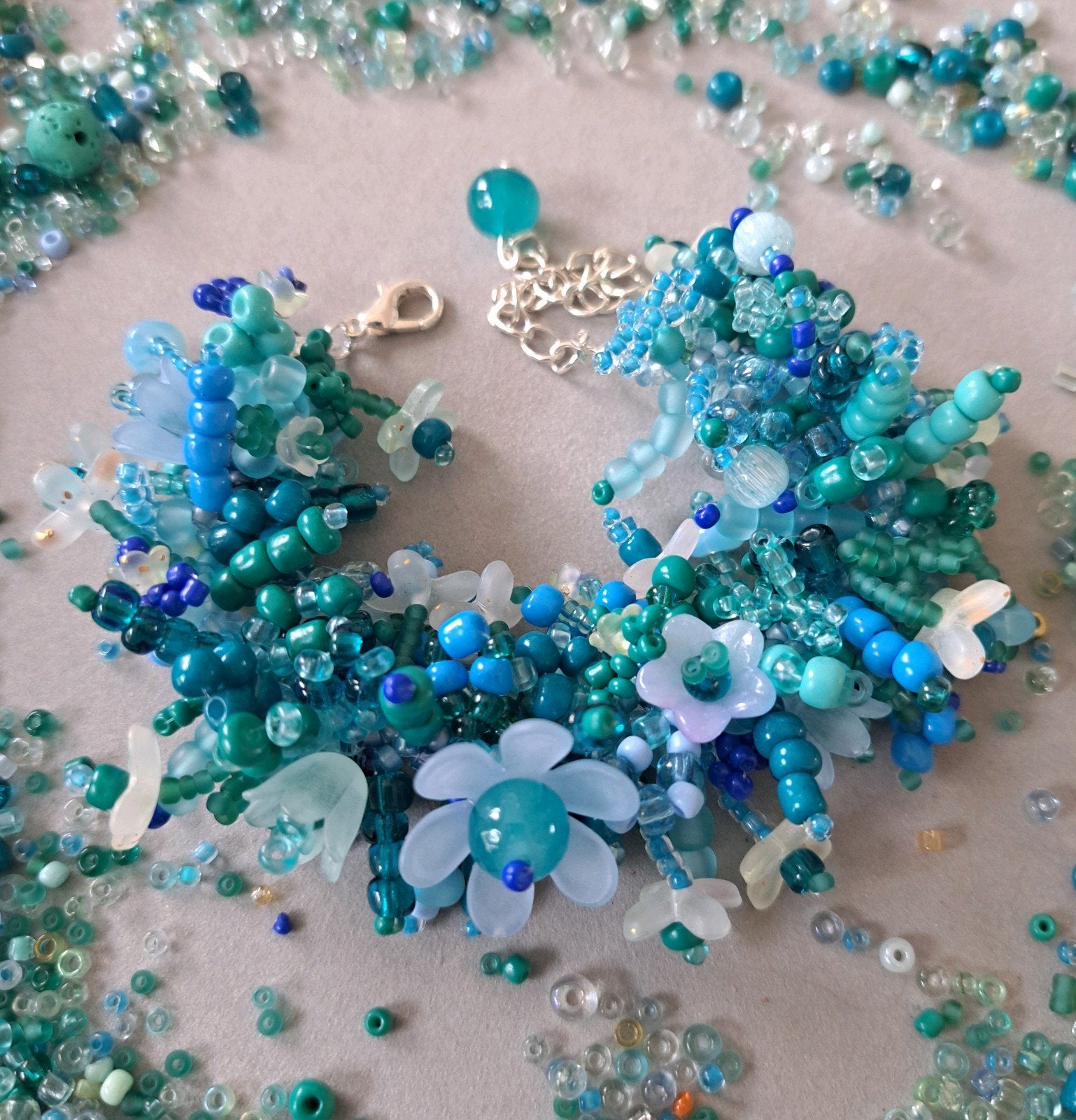 Luxe bloemenarmband van glazen rocailles, Handtassen en Accessoires, Overige materialen, Verzenden, Nieuw, Met bedels of kralen