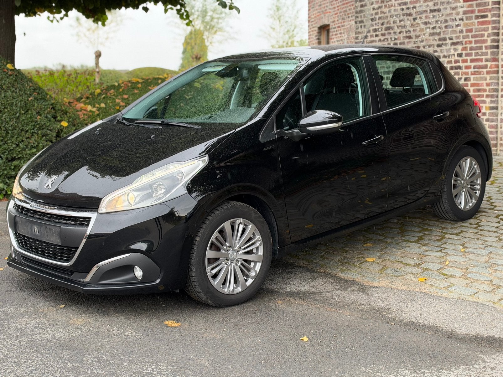 PEUGEOT 208 SIGNATURE / AUTOMAAT! / CARPLAY! / GEKEURD VVK!, Dealer onderhouden, Stof, Parkeersensor, Zwart