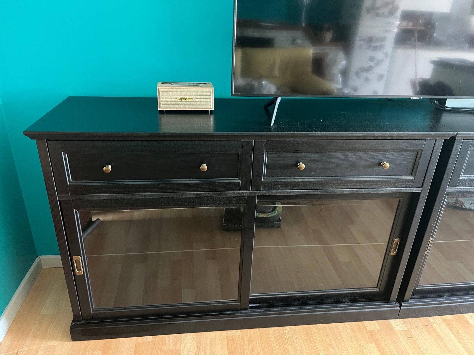 2 meubles buffet vitrine noirs ikea malsjo, Maison & Meubles, Comme neuf, 100 à 150 cm, Enlèvement, Verre
