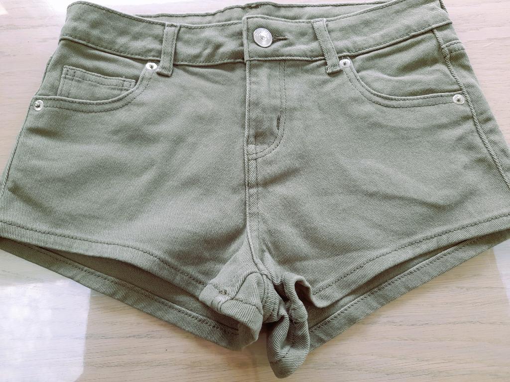 Kaki groene denim short van het merk H&M. Maat 34, Kleding | Dames, Broeken en Pantalons, Ophalen, H&M, Overige kleuren, Kort
