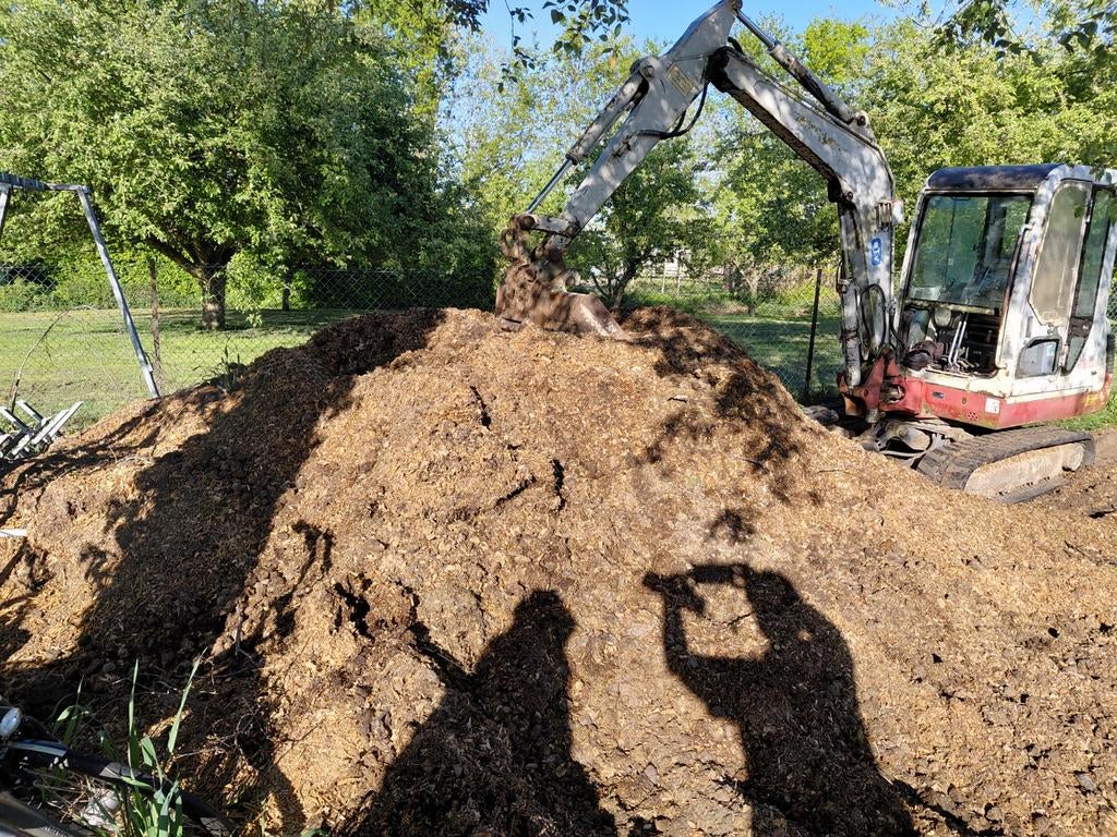 Gratis paardenmest (kraantje ter beschikking)
