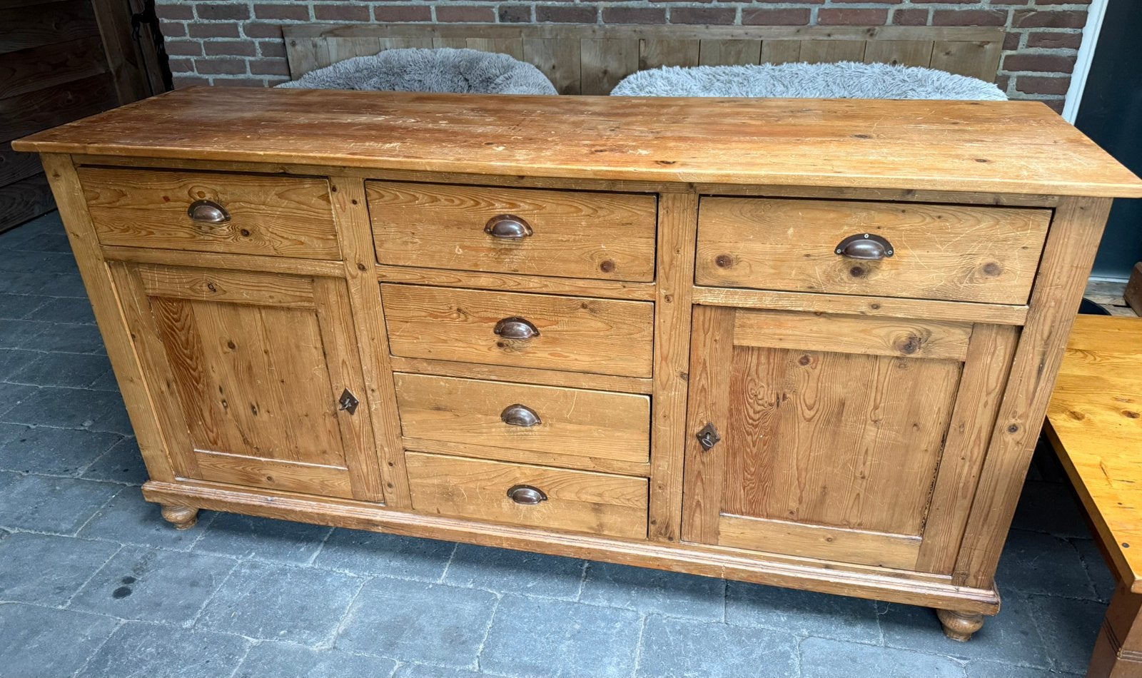 Prachtige zware oud geloogd grenen antieke dressoir kast, Huis en Inrichting, Ophalen, Zo goed als nieuw