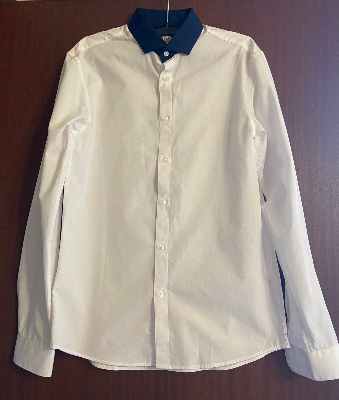 Gekleed wit herenhemd met donkerblauwe kraag, Kleding | Heren, Ophalen of Verzenden, Nieuw, Wit, Halswijdte 38 (S) of kleiner