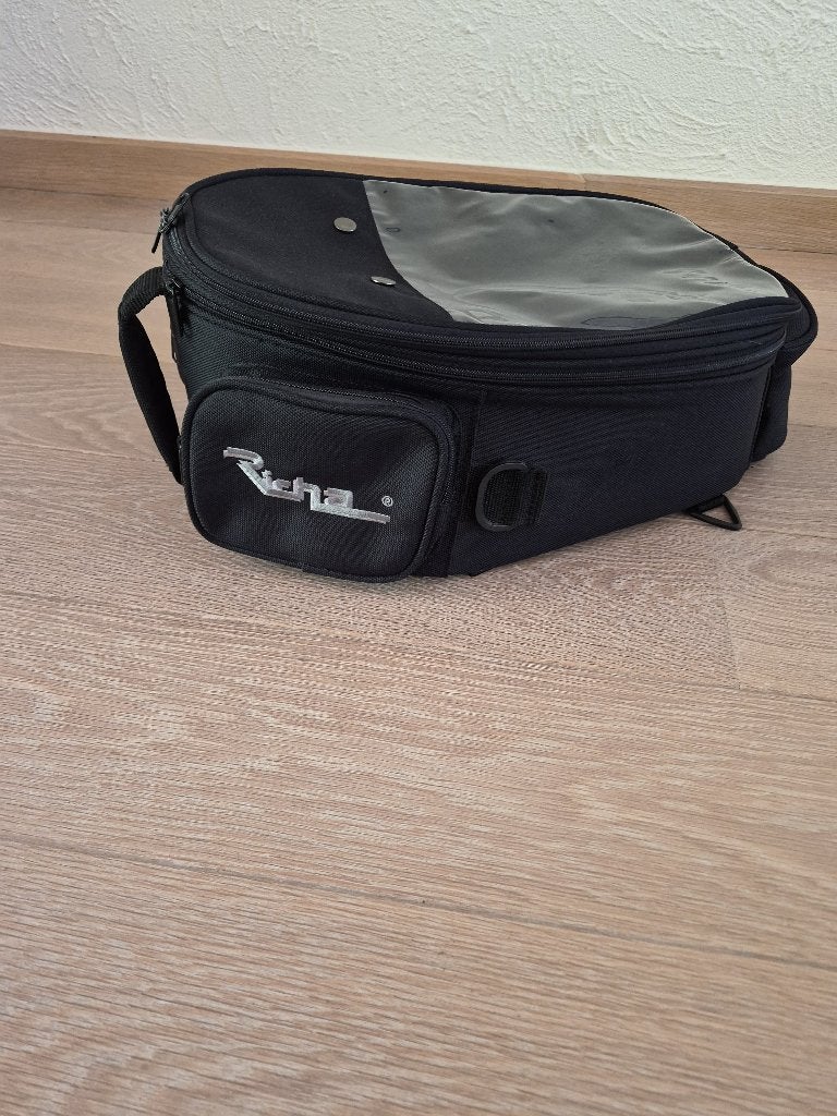Sacoche de moto RICHA avec aimants pour réservoir d'essence, Motos, Accessoires | Valises & Sacs, Enlèvement, Comme neuf