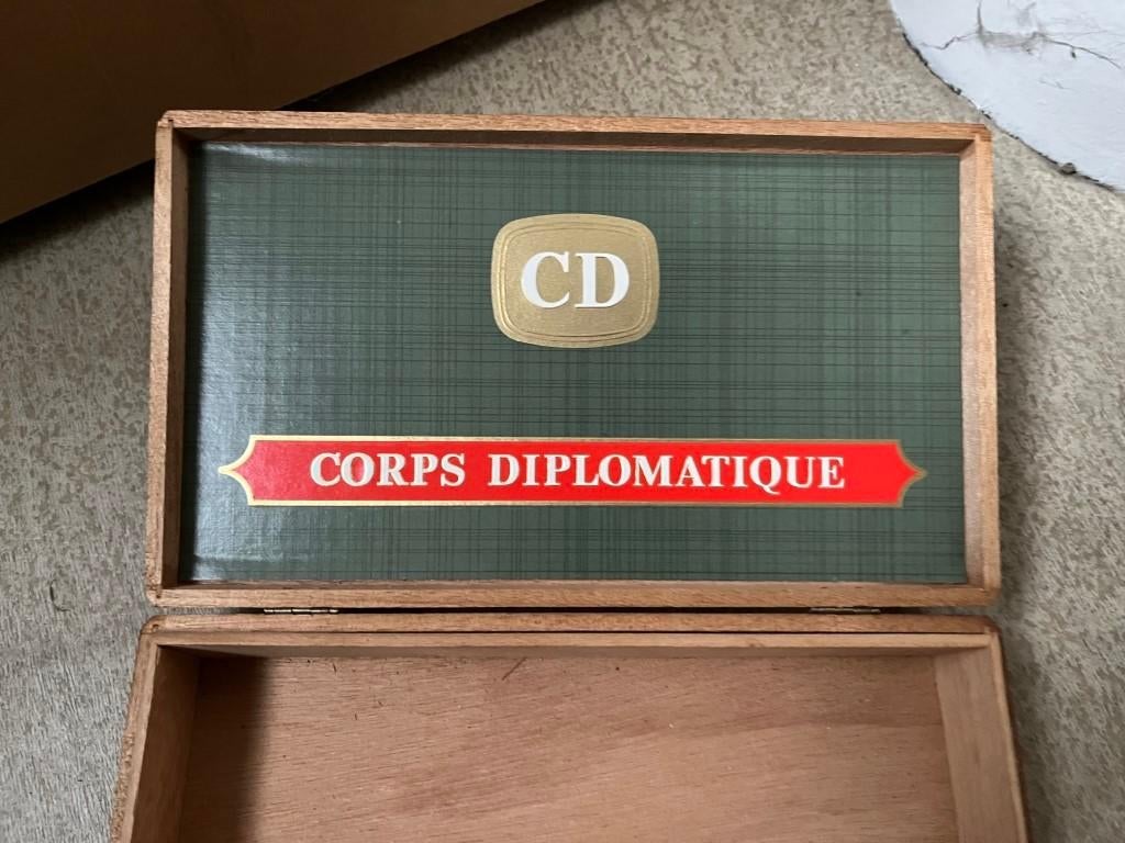 Boîte à cigares vide Corps Diplomatique - 24 cm - h 4 cm, Collections, Enlèvement ou Envoi