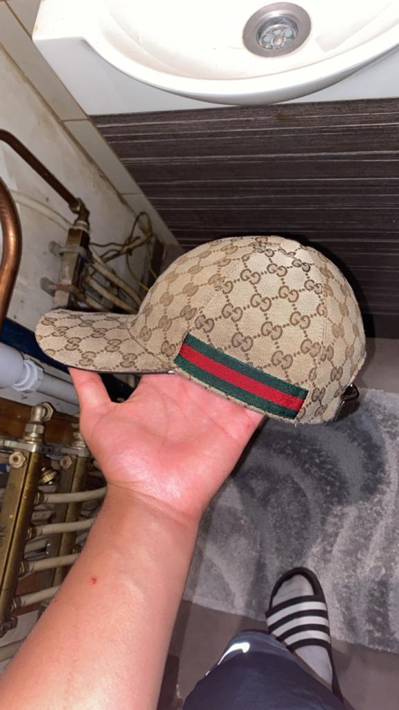 Gucci pet klassiek beige, Ophalen of Verzenden, Gedragen, 58 of 59 cm (L, 7¼ of ⅜ inch), Pet