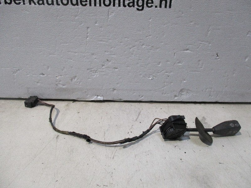 COMMODO ESSUIE-GLACE BMW 3 serie (E36 / 4) (01-1990/11-1998), Utilisé, BMW, Petuelring 130
80809  München, DE, Bayerische Motoren Werke AG