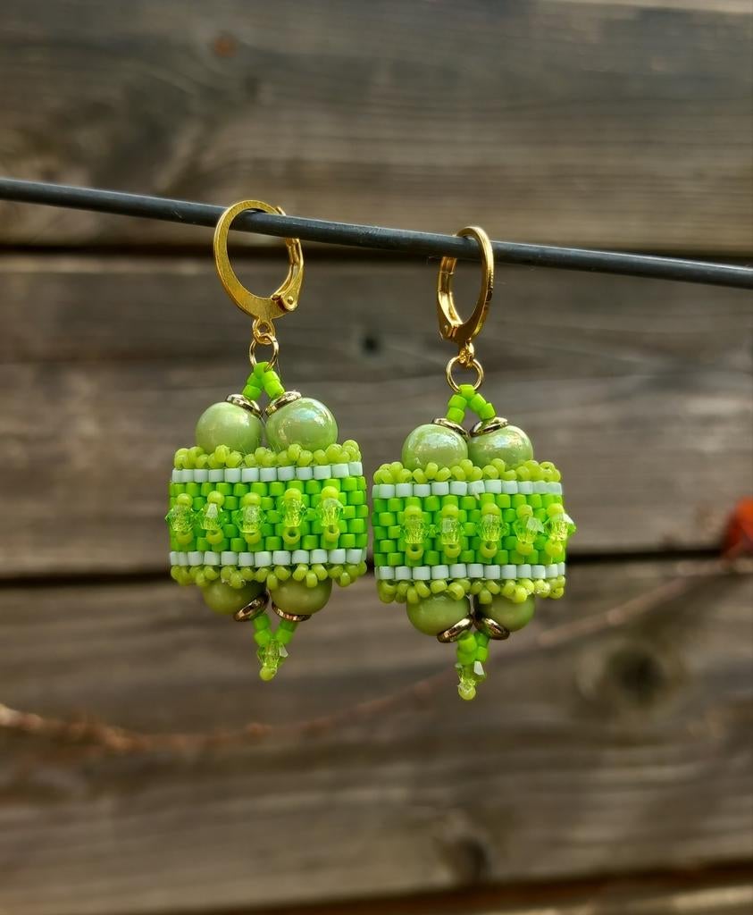 'Fijn verweven' kiwi-appelgroen kralen oorbellen, Handtassen en Accessoires, Ophalen of Verzenden