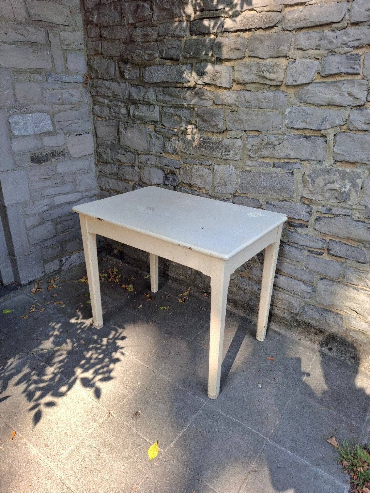 ANCIENNE TABLE EN BOIS MASSIF PEINTE, Antiquités & Art, Enlèvement