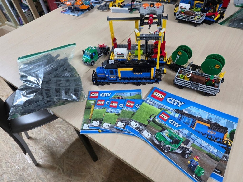 lego trein 60052, Kinderen en Baby's, Speelgoed | Duplo en Lego, City, Lego, Ophalen of Verzenden, Zo goed als nieuw