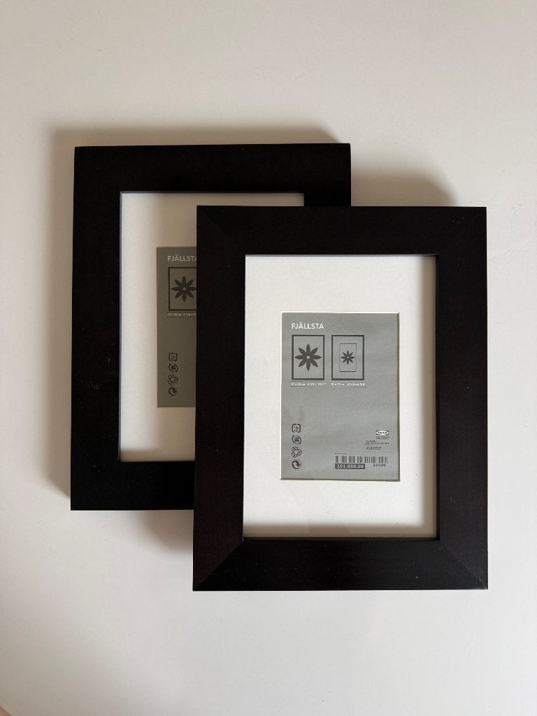 2 IKEA FJÄLLSTA fotokaders – zwart/donkerbruin, Met passe-partout, Ophalen of Verzenden, Zo goed als nieuw, Fotolijst