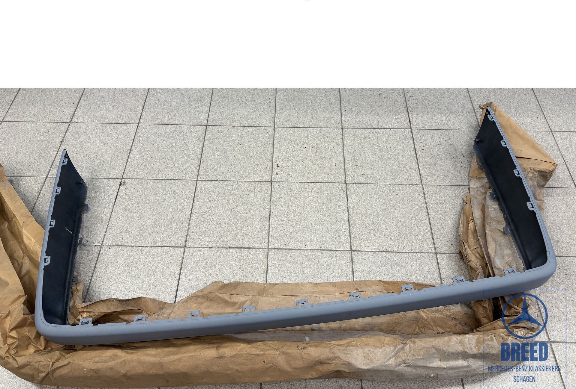 NOS stootlijst achterbumper voor Mercedes-Benz W124 Mopf 2, Neuf, -, Enlèvement, -