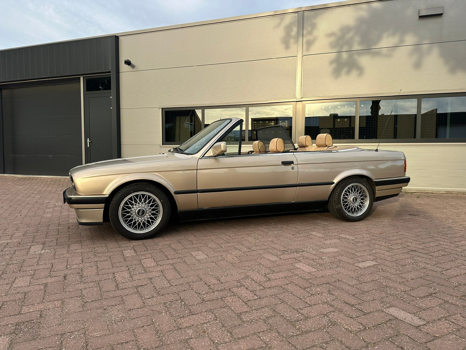 BMW e30 320i cabrio - 1991 - Kaschmirbeige Metallic, Auto's, BMW, 4 zetels, Achterwielaandrijving, Beige, Cabriolet