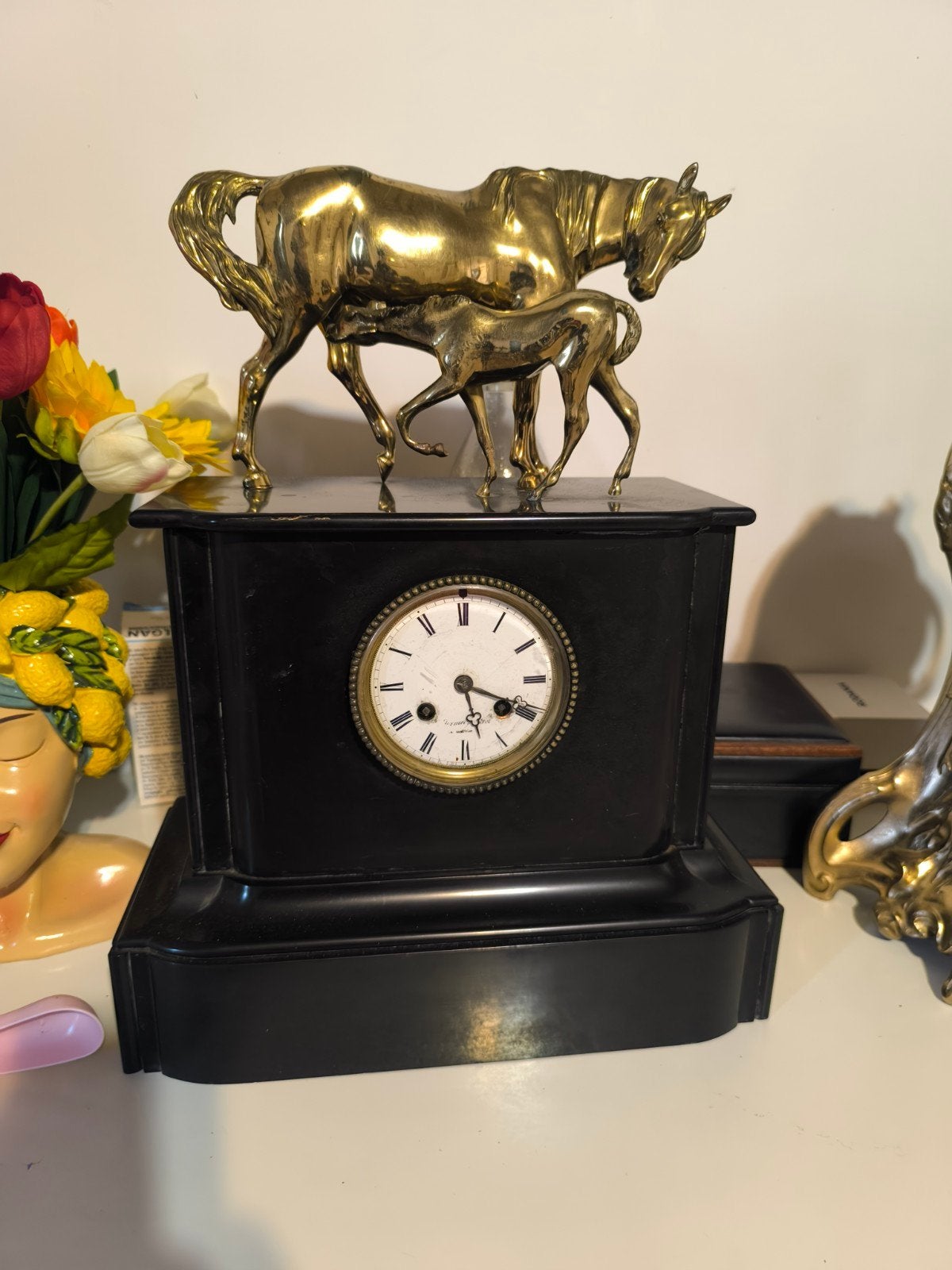 Horloge en marbre avec chevaux ; fonctionne parfaitement., Enlèvement ou Envoi