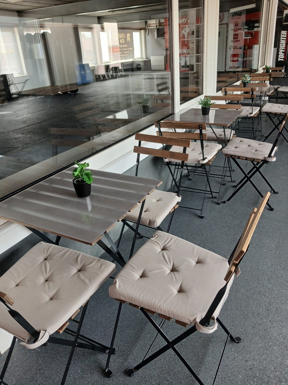 Tafels en stoelen ., Ophalen