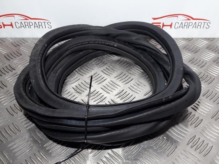 Portierrubber 4Deurs links-voor van een Volkswagen Touran, Gebruikt, -, Volkswagen, -