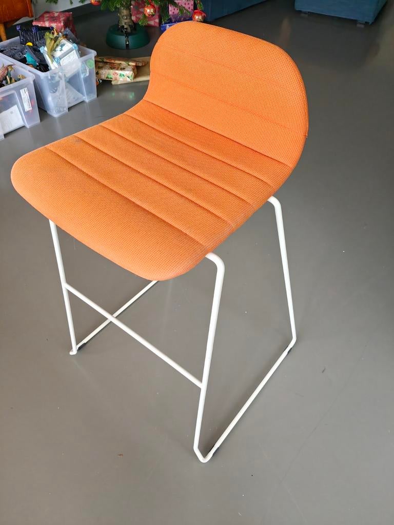Vier stijlvolle oranje barkrukken type Design barkruk Carvi, Ophalen, Met voetsteun, 60 tot 90 cm, Zo goed als nieuw