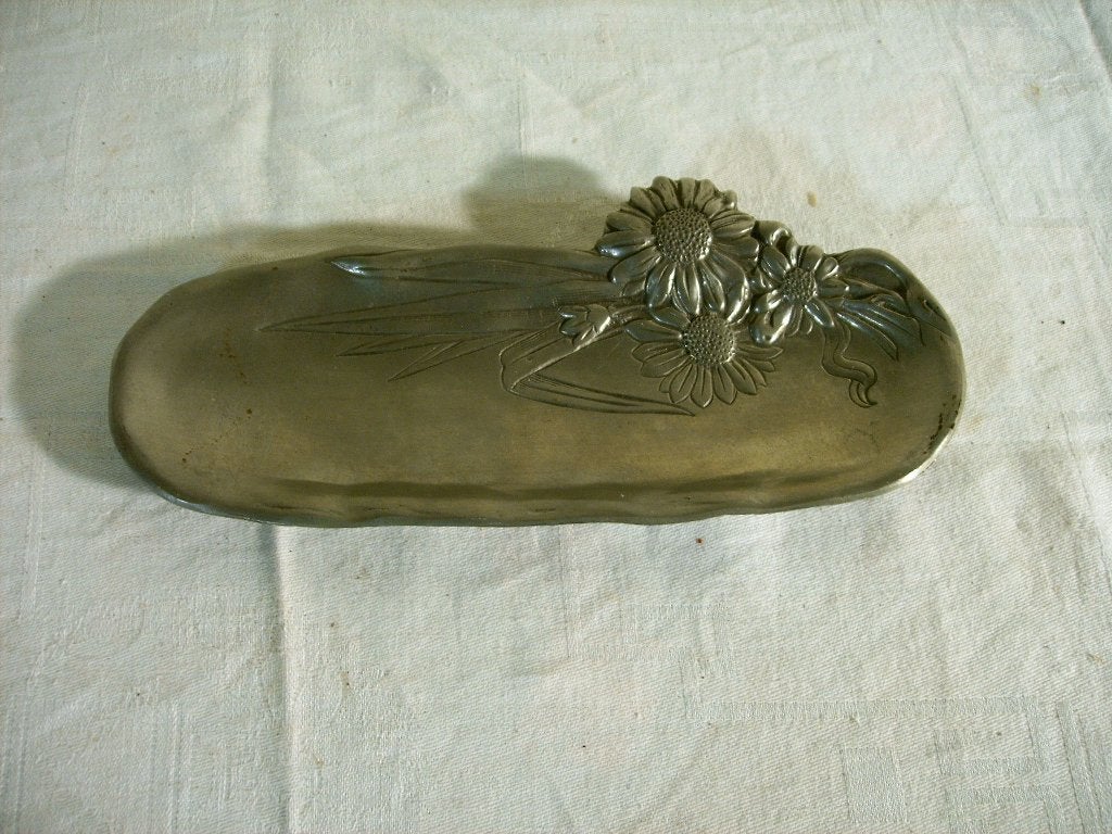 Plat en étain vintage français relief en forme de tournesol, Antiquités & Art, Enlèvement ou Envoi