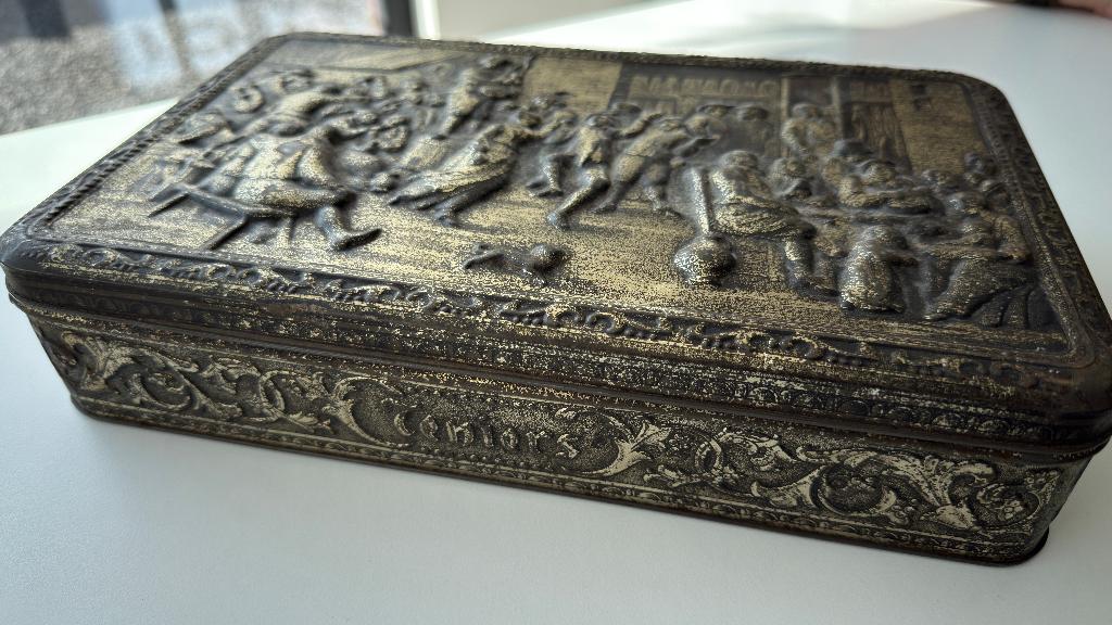 Boîte en métal vintage avec image en relief, DBF Belgium, Collections, Boîte en métal, Enlèvement ou Envoi