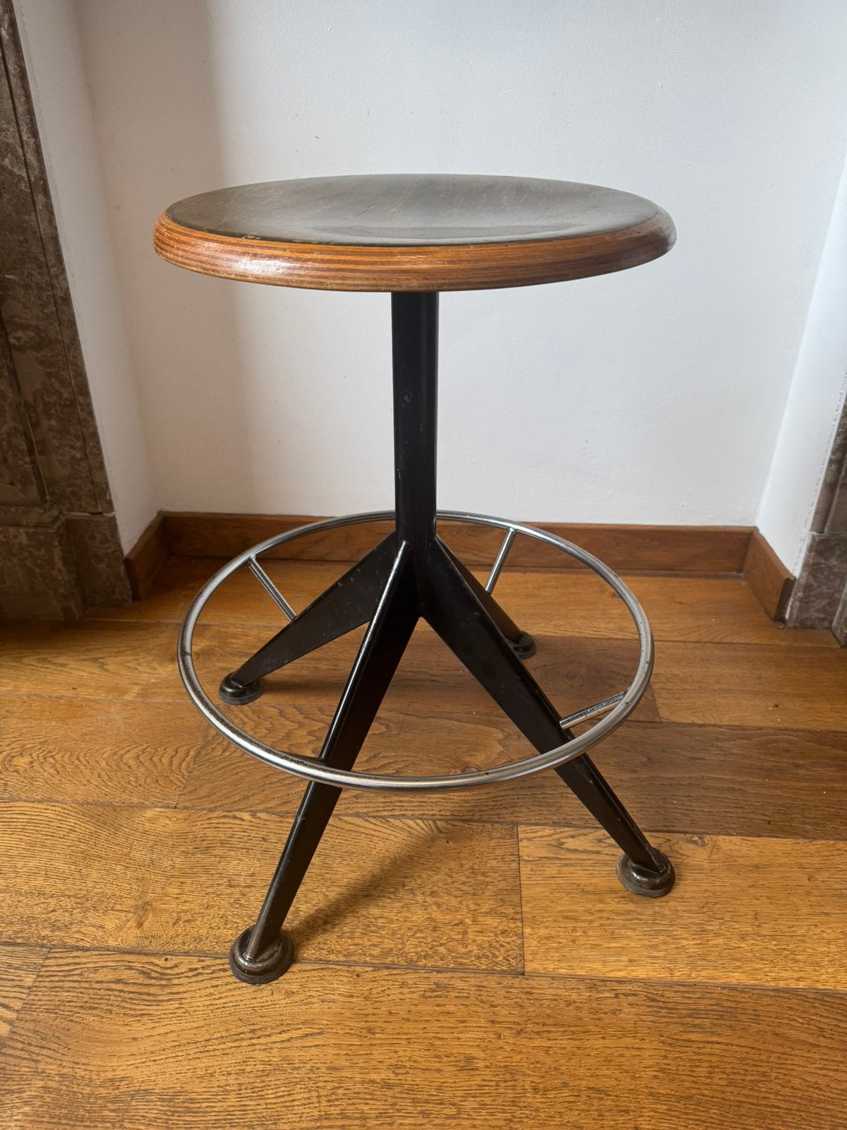 Tabouret industriel vintage Antonio Ferrerti, Maison & Meubles, Enlèvement ou Envoi, Comme neuf