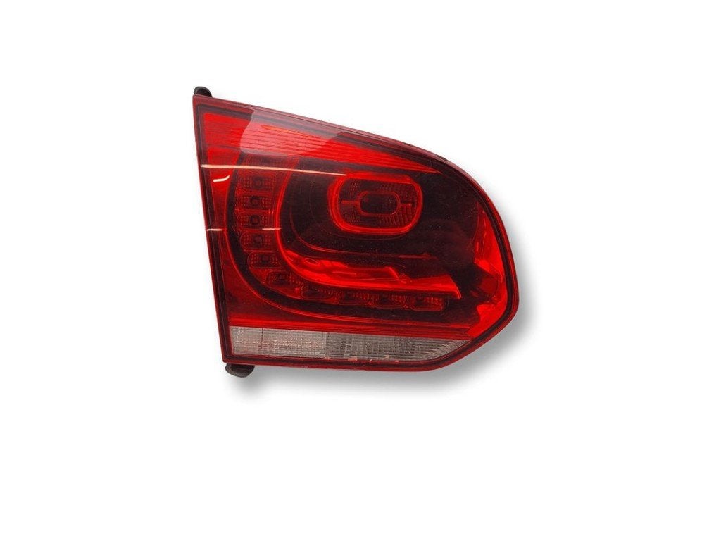 FEU ARRIÈRE GAUCHE Golf VI (5K1) (|5K0945093AF|), Volkswagen, Utilisé, Rixbecker Straße 75
59552  Lippstadt, DE, Info@forvia.com