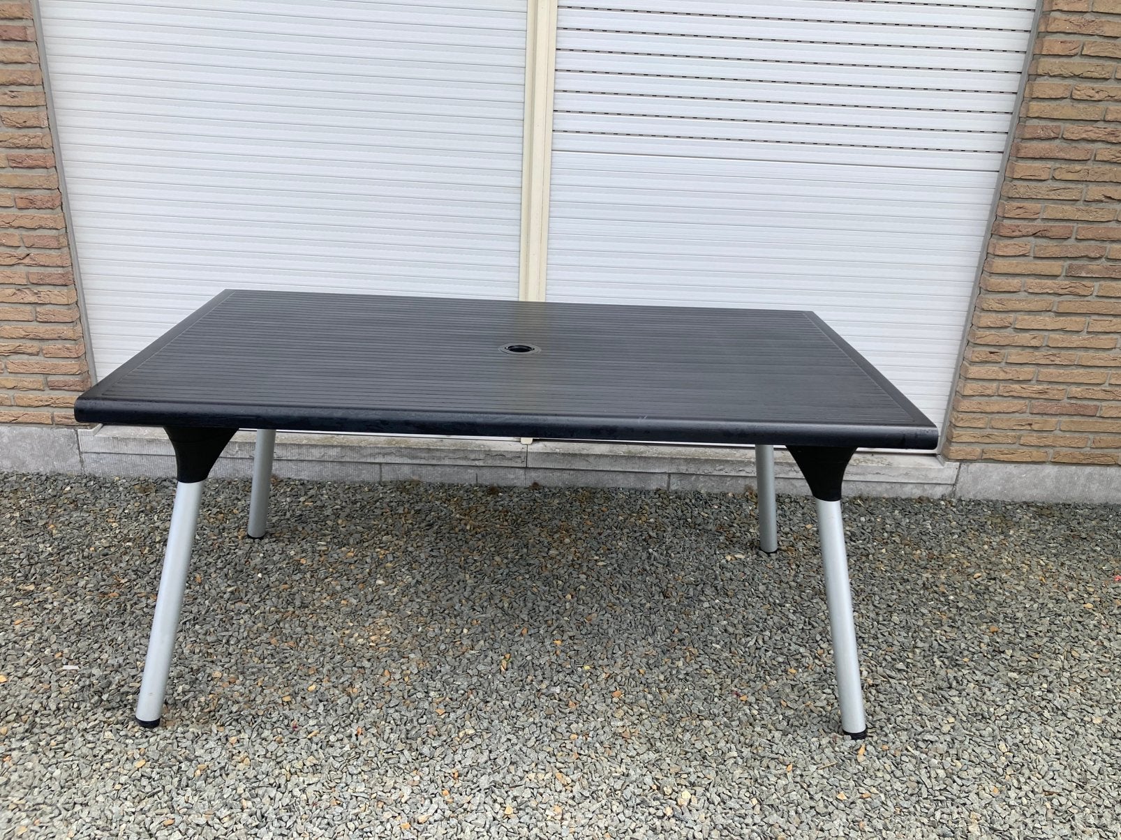 Table de jardin, plateau en plastique, pieds en aluminium, Enlèvement, Utilisé, Aluminium