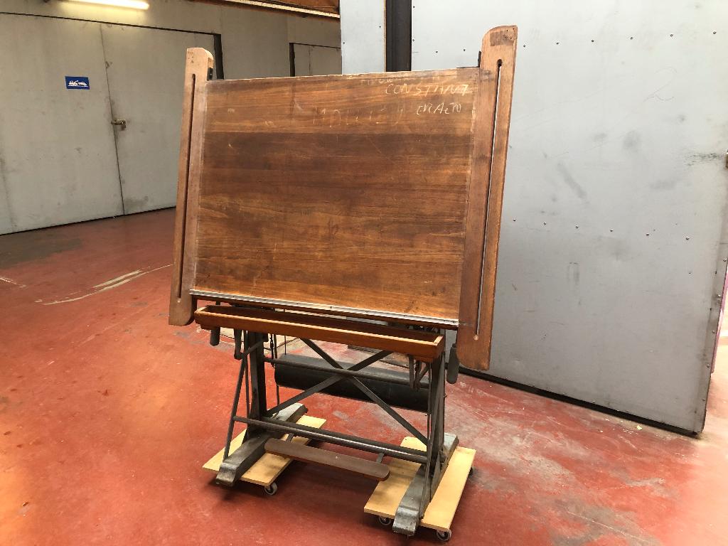 tafel van een oude architect, Ophalen