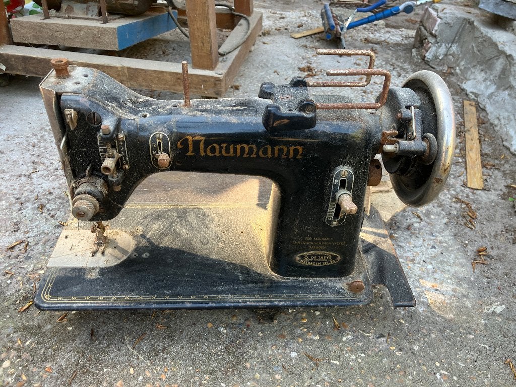 antieke naaimachine Naumann, Enlèvement