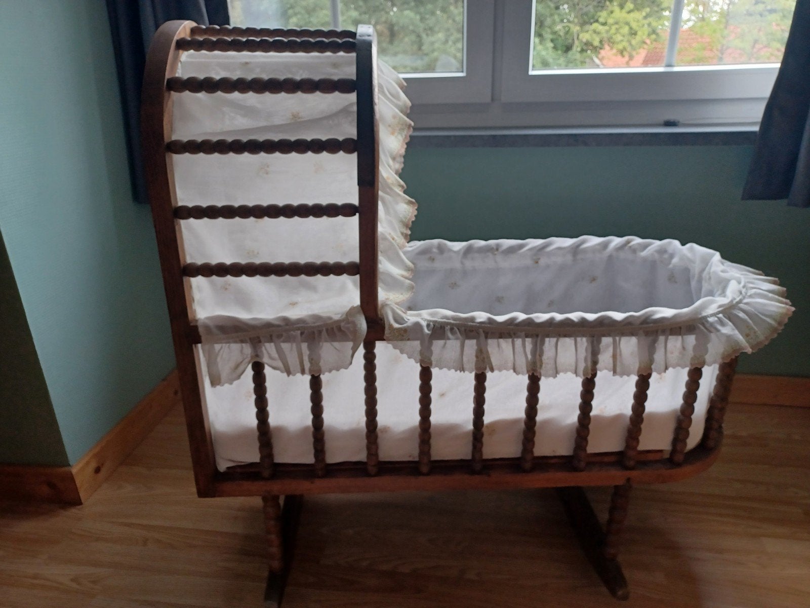 antieke wieg/ledikant met bekleding, Kinderen en Baby's, Ophalen, Ledikant