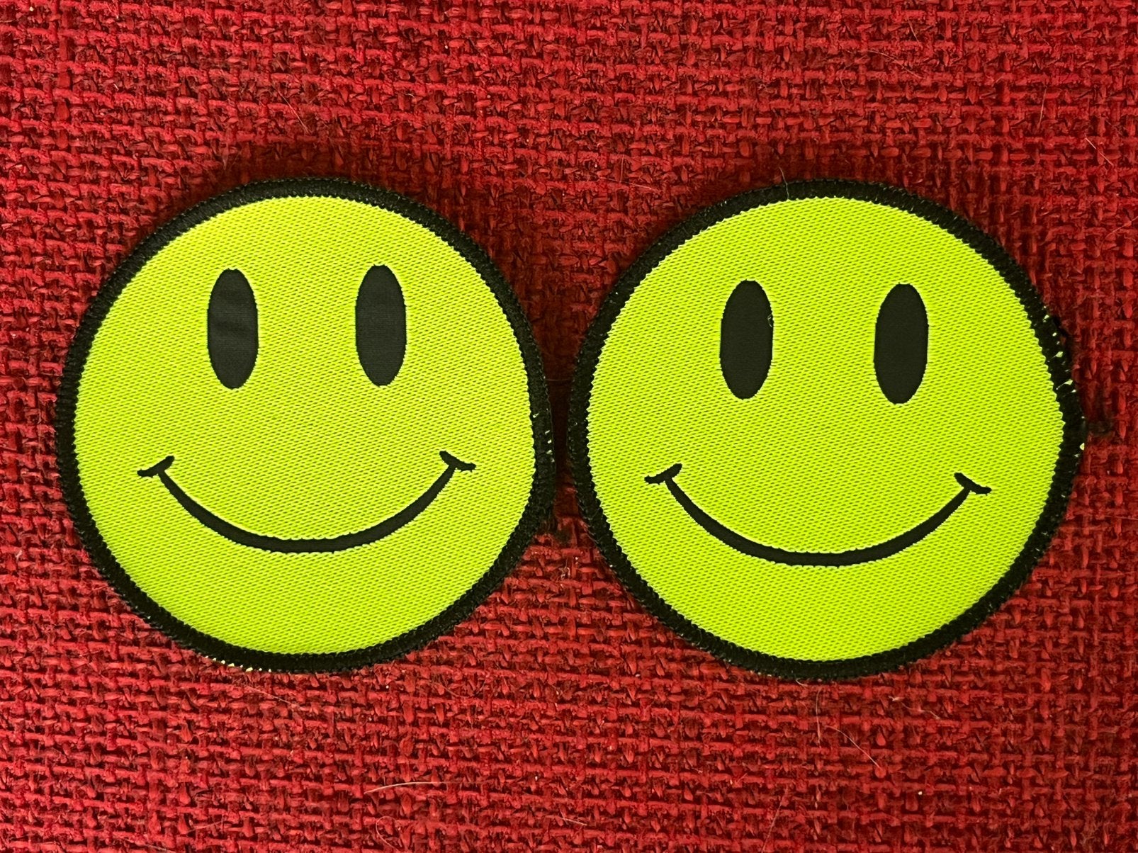Smiley patch 9cm New Beat Acid House, Verzamelen, Speldjes, Pins en Buttons, Ophalen