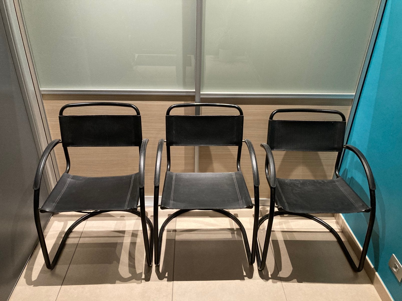 Drie ledere stoelen, Huis en Inrichting, Stoelen, Ophalen, Zo goed als nieuw, Zwart, Drie