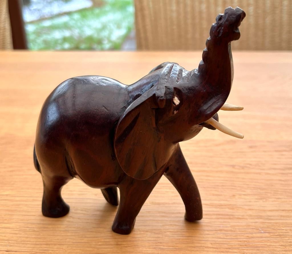 met de hand uitgesneden baby-olifantje, Antiek en Kunst, Ophalen, Hout, Houtsnijwerk